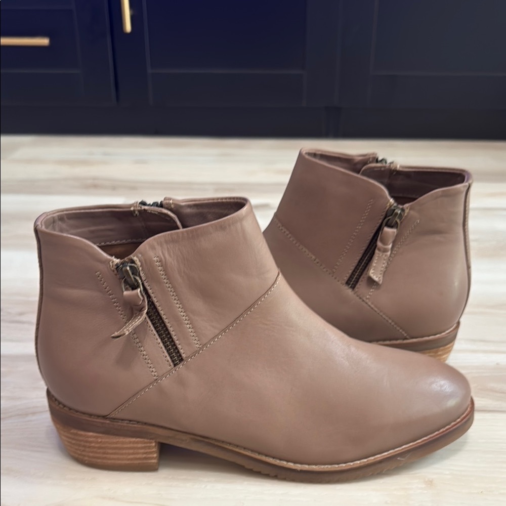 SoftWalk Roselle Taupe Leather Comfort Ankle Boots Women’s 10